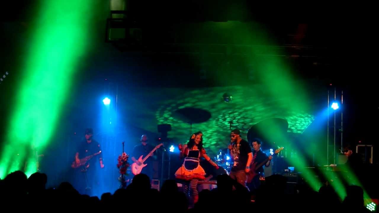 Beebs and Her Money Makers feat. Roosevelt Collier