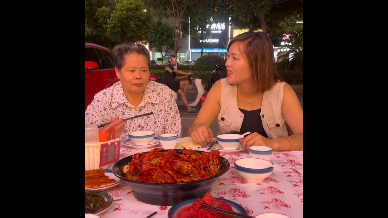 父母从香港回来了，饭店安排了满满一桌菜，为父母接风洗尘