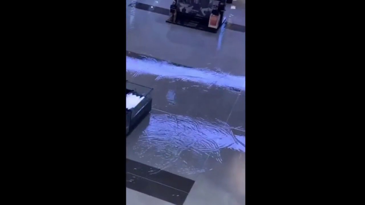 Water Enters Dubai Mall After Heavy Rain In Uae Youtube
