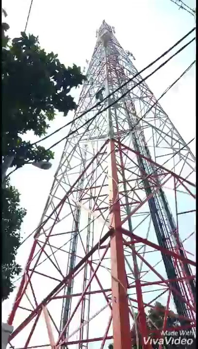 Berbahaya manjat tower dari sisi luar.
