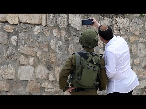 سبسطية تحت خوذة وقلنسوة