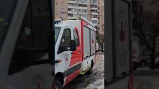 Жахливі наслідки атаки балістики на Київ. Машини відкинуло в дитсадок