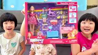 Khám phá cách chơi hộp đồ chơi búp bê Barbie sinh em bé .