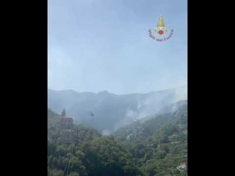Video Incendio in Costiera Amalfitana: roghi tra Tramonti e Maiori, maxi dispositivo di soccorso