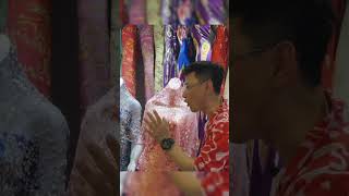 Handmade carpets AND gangzi meat? Kashgar’s old bazaar has it all. 喀什的古老巴扎太全能了。