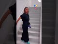 ساره الورع تغني على الدرج مرعب 