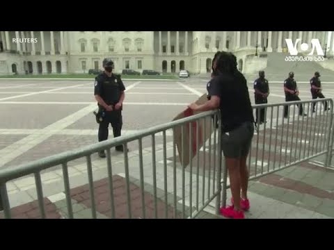 ვაშინგტონში სამართალდამცავმა დემონსტრანტების წინაშე მუხლი მოიყარა