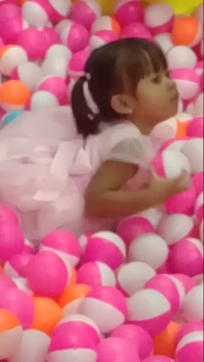 Nabilah mandi bola