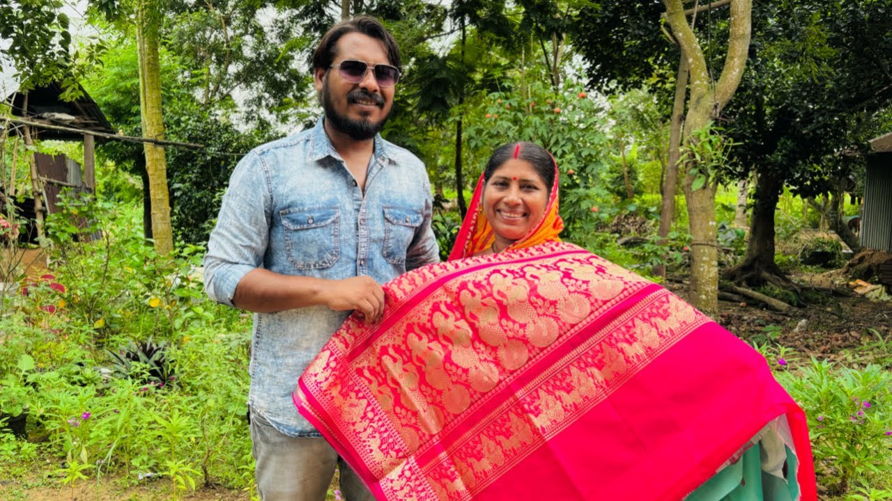 মায়ের জন্য দাদা নিয়ে এলো দুর্গাপুজোর প্রথম শাড়ি।