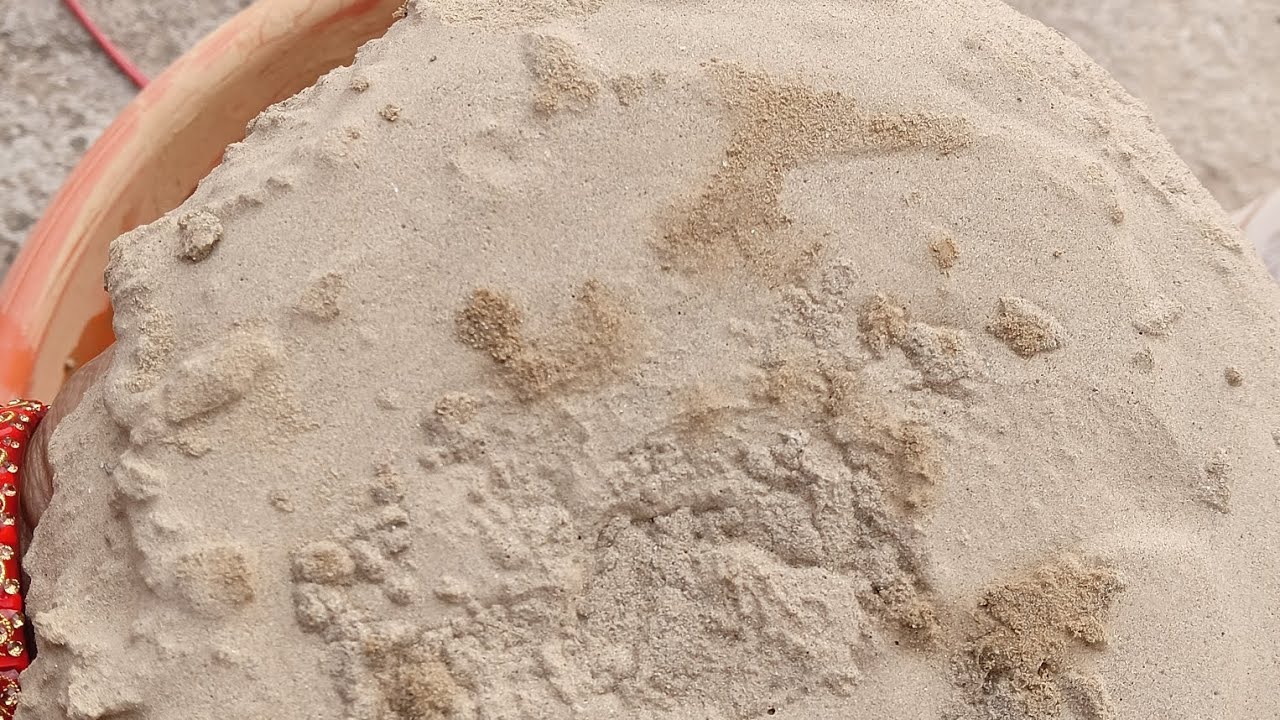 Sand crumbling in water crumbling 💦