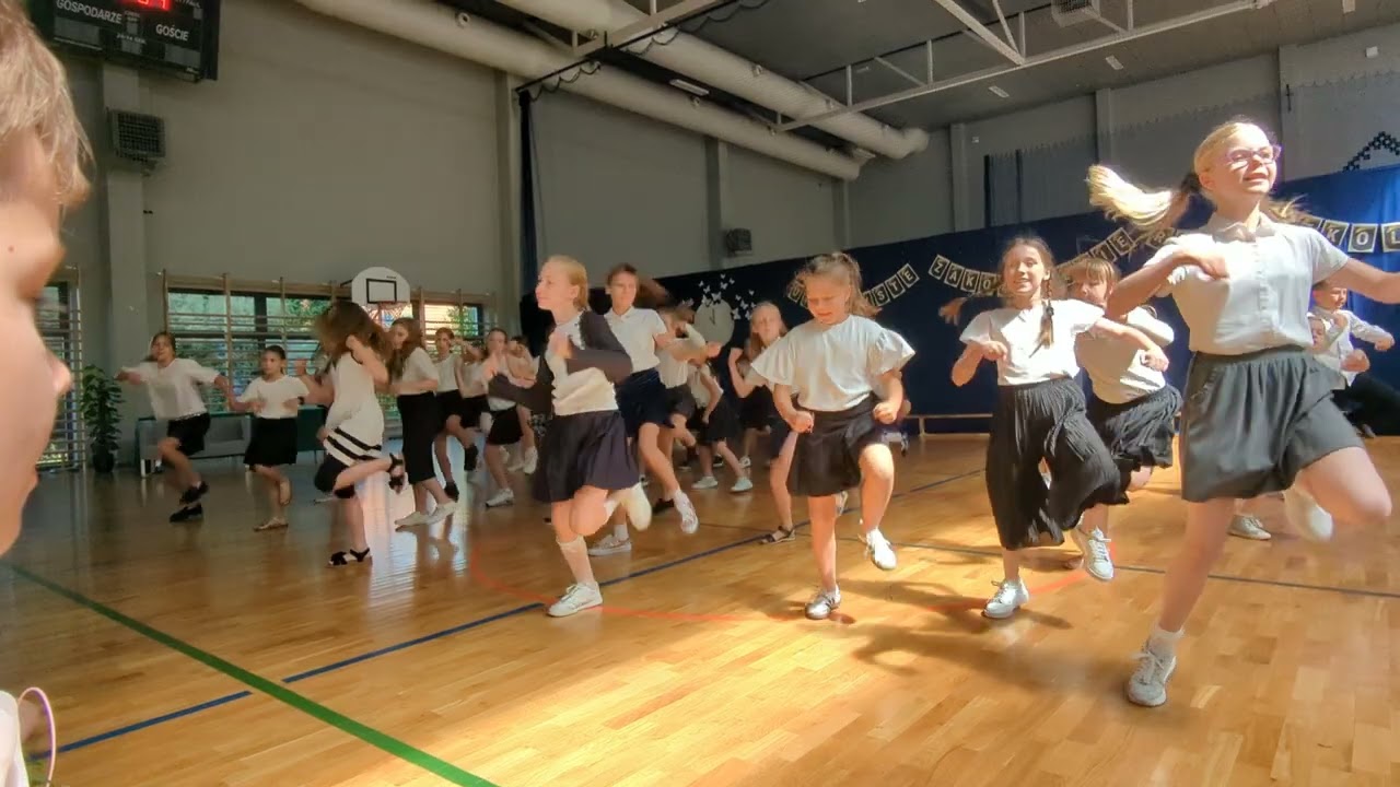Koło taneczne SP10 - pokaz na zakończenie roku