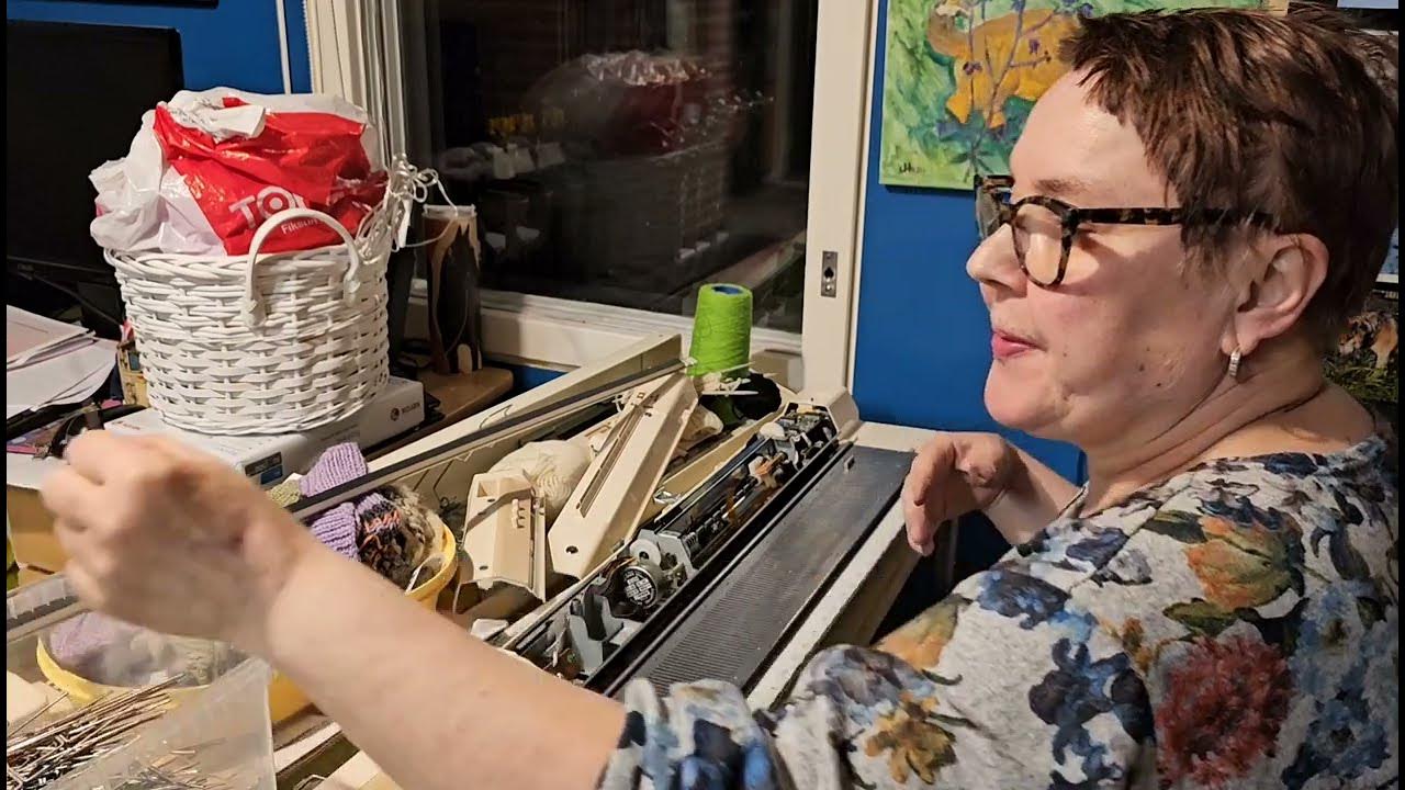 Neulekoneen huoltoa. Knitting machine maintenance. YouTube