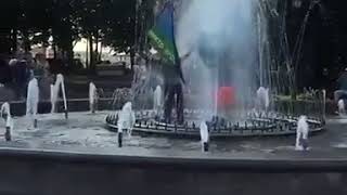 Ульяновские десантники искупались в фонтане