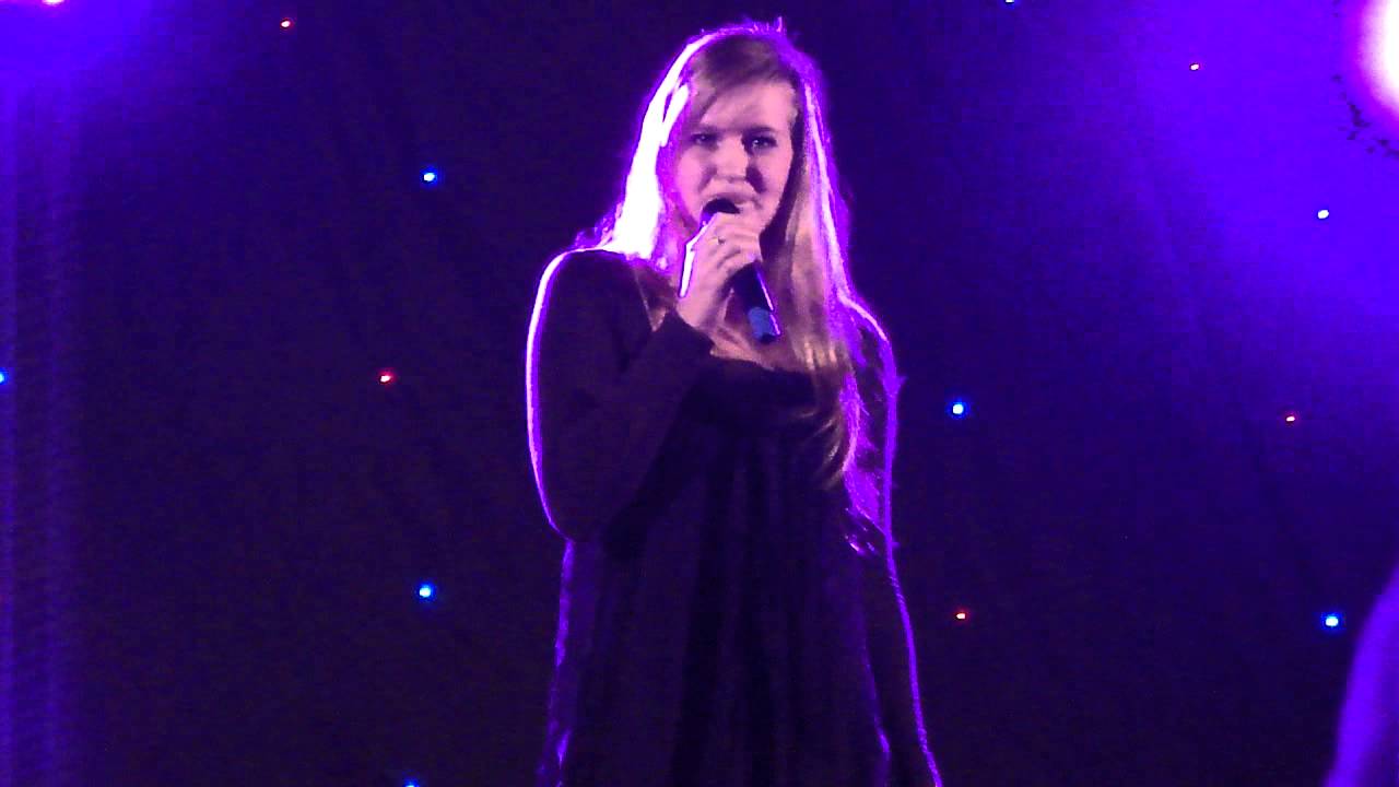 Roos van de Blankenvoort zingt in het BBS Wijktheater