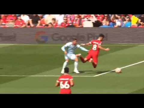 Vídeo: Jogador do Liverpool sofre entrada criminosa e quebra a