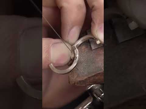 Video: Jewelers create a unique diamond ring