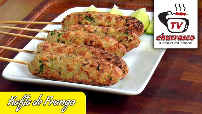 Receitas de espetos: churrasco grego e kafta de linguiça recheada