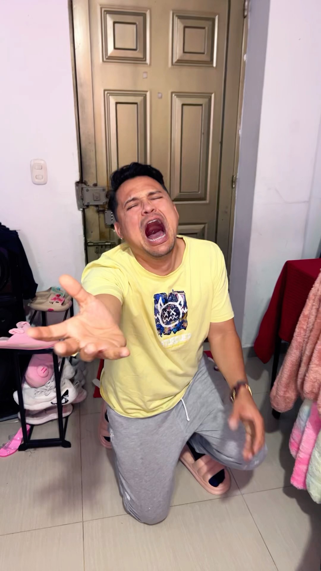 Pov:cuando mi esposa me manda a dormir en el sofá ?#humor #cosasdefamilia #comedia #shortviral