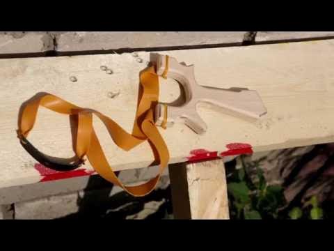 Рогатка из дерева. Как делать рогатку видео. Рогатка из подручных материалов. Рогатка. Рогатка для охоты.