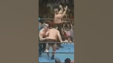 戦慄の攻勢 空中ショルダータックルからの予告グローバーハンマー