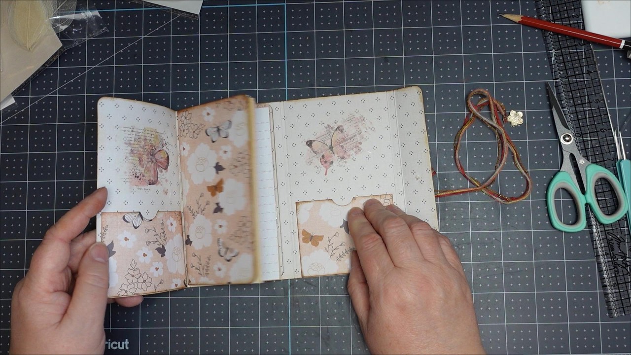 Трехсекционный блокнот с тетрадкой, напечатанный на бумаге формата 1 x 12 x 12 дюймов.