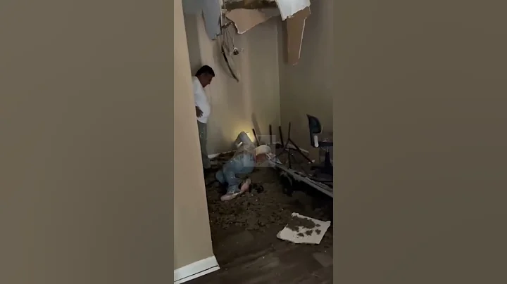 She just fell through the ceiling while listening to #lilwayne 👀🙆🏾‍♂️👀 #crazyrealworld 🌎