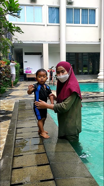BYYUURRR !!! Kenan main basah-basahan bareng Bunda ... | #video #shorts #playing #swimming #bunda