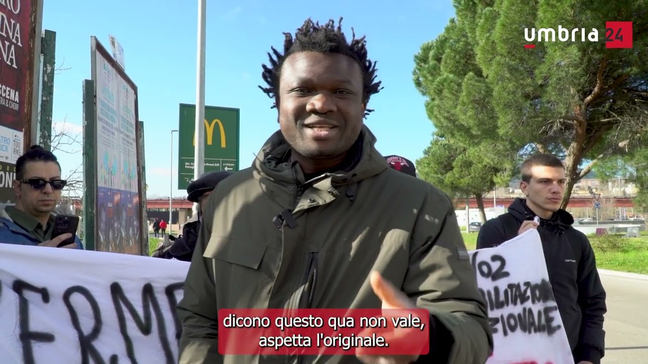 Perugia, migranti in protesta: «Tempi biblici per un permesso di soggiorno»