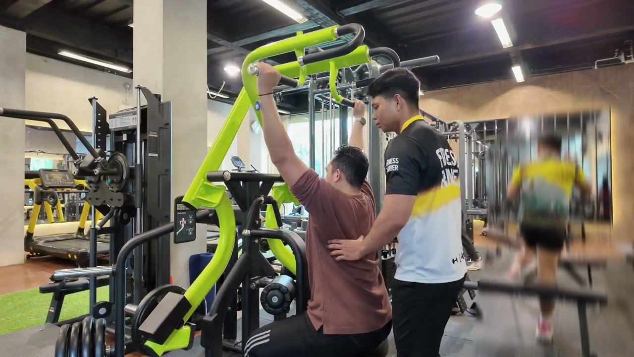 Melatih Otot Rhomboid Pakai Pull Down Machine