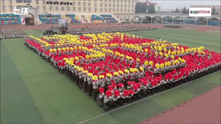3,000 Zhengzhou college students form patriotic slogans on field - DayDayNews