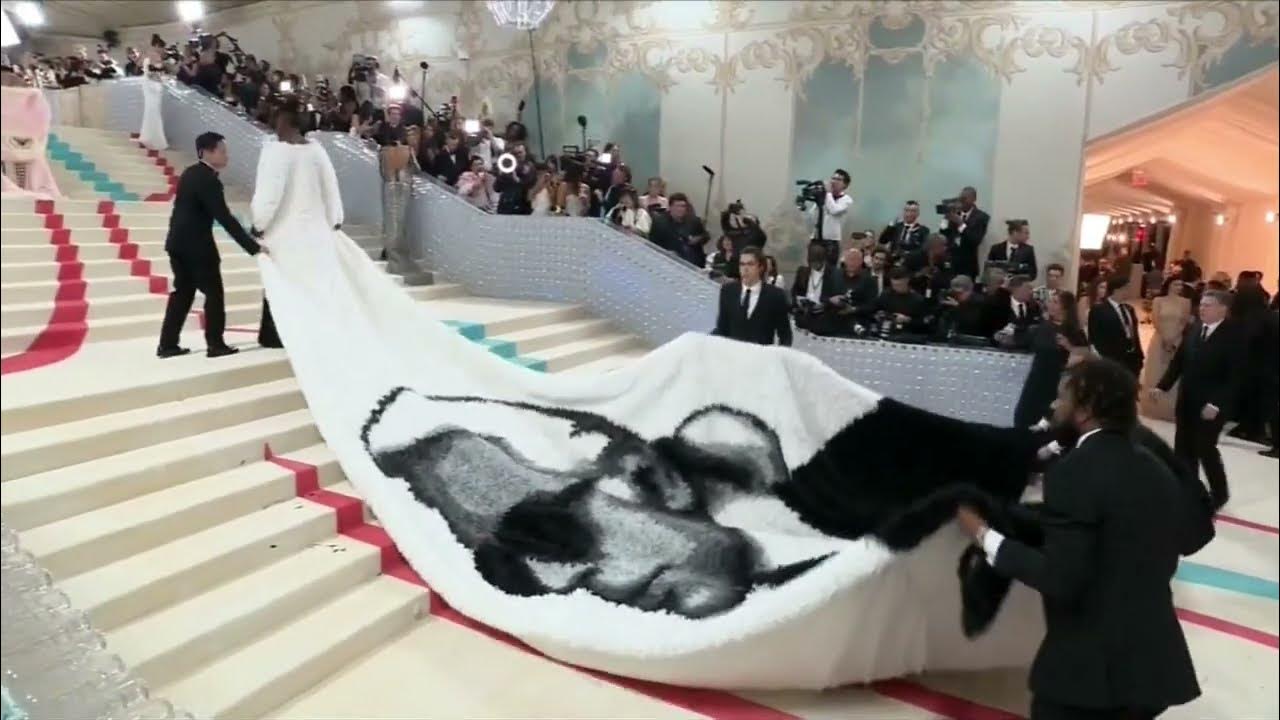Jeremy Pope takes over Met Gala with giant Karl Lagerfeld cape - YouTube