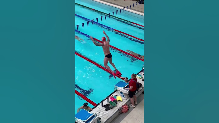 Even #swimming champions need a push a sometimes 😂💪