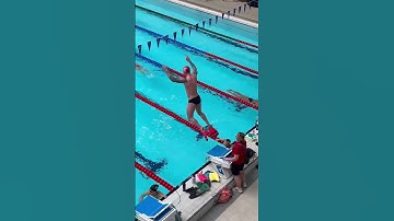 Even #swimming champions need a push a sometimes 😂💪