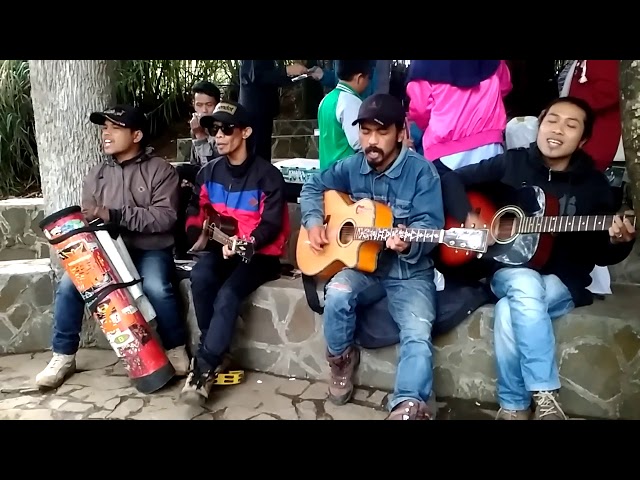 Cintaku Kandas Di Rerumputan | The Gendot Ft Wisatawan | Pengamen Dieng class=