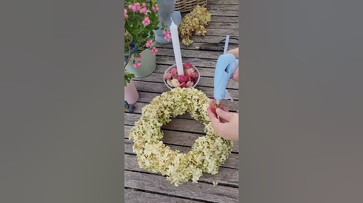 DIY Hortensien Kranz : erst pur dekoriert - dann Upcycling mit Strohblumen