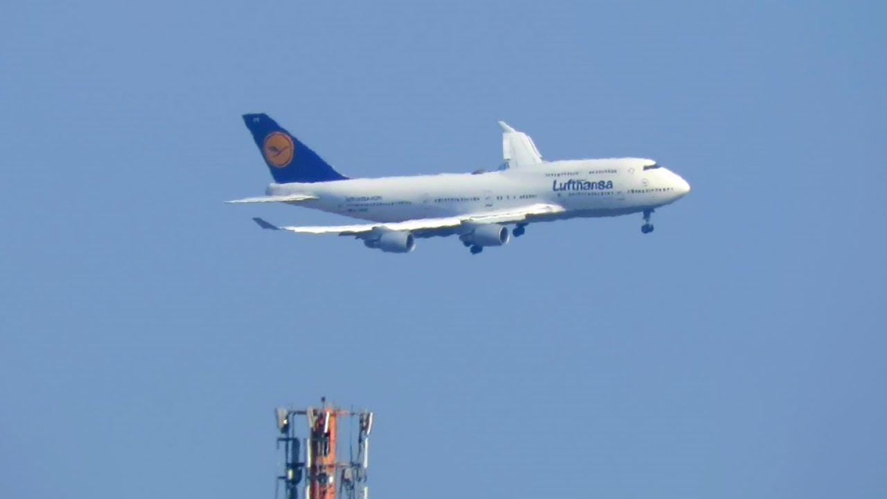 747 VISUAL RUNWAY CHANGE on FINALS! Lufthansa 747-400 catching up on ...