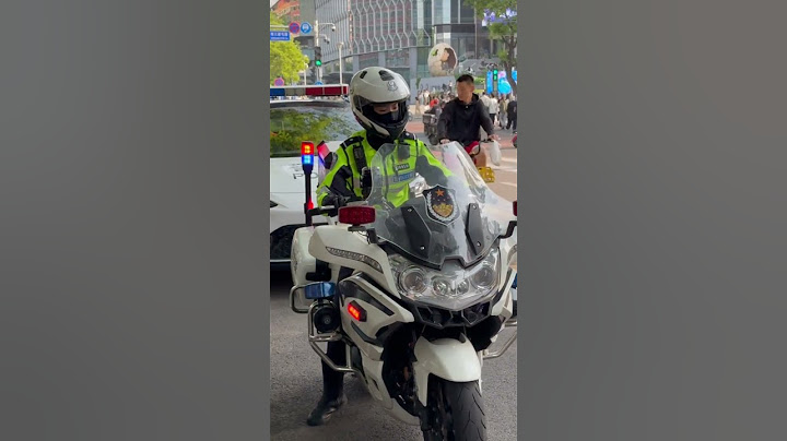 Wow, this policewoman's motorbike is really cool, and she's beautiful too.#police #fypシ゚viral