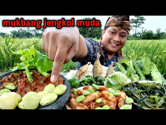 MUKBANG LALAP BATANG PEPAYA MENTAH JENGKOL MUDA kerecek cumi PETE + tumis  kangkung SAMBEL TERASI class=