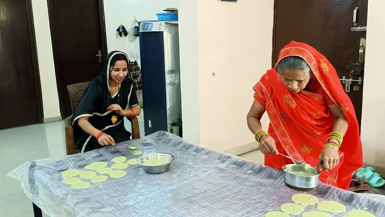 सासु माँ ने बनाये सूजी के पापड़ 😋😂🤣