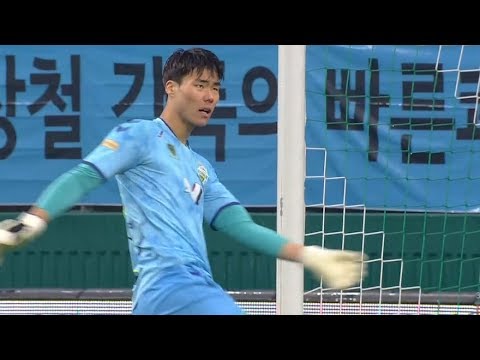 &amp;#39; - <strong>김현욱의</strong> 슈팅을 막아내는 송범근의 집중력