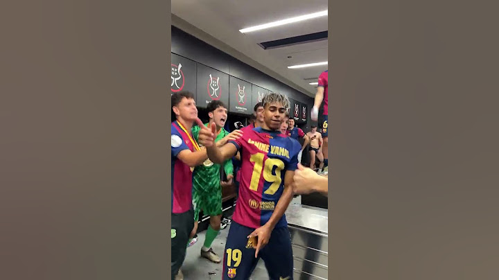 Jugadores del FC Barcelona cantando y celebrando la goleada al Real Madrid en la Final de Supercopa
