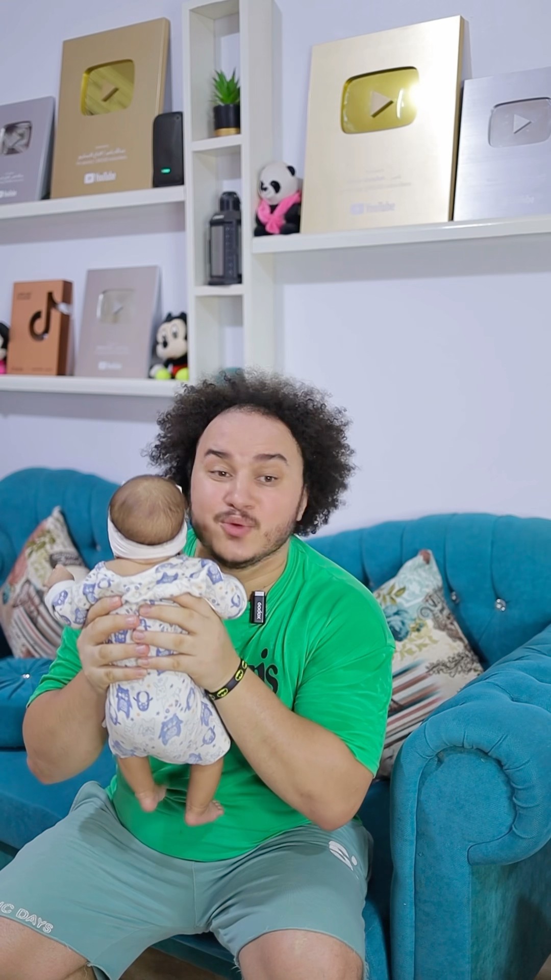 لما ابنك يغير من اخته ???