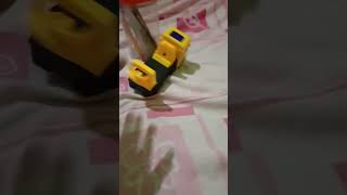 truk warna kuning menubruk toples