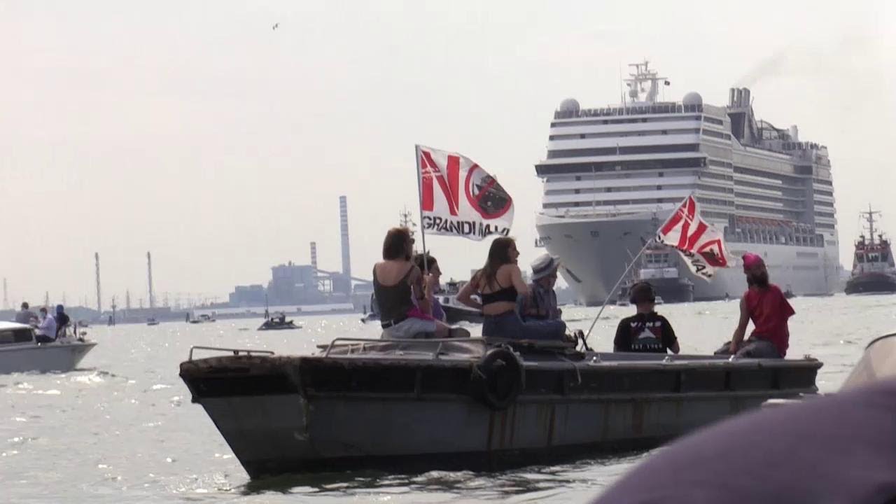 Venezia, tensione in acqua tra 