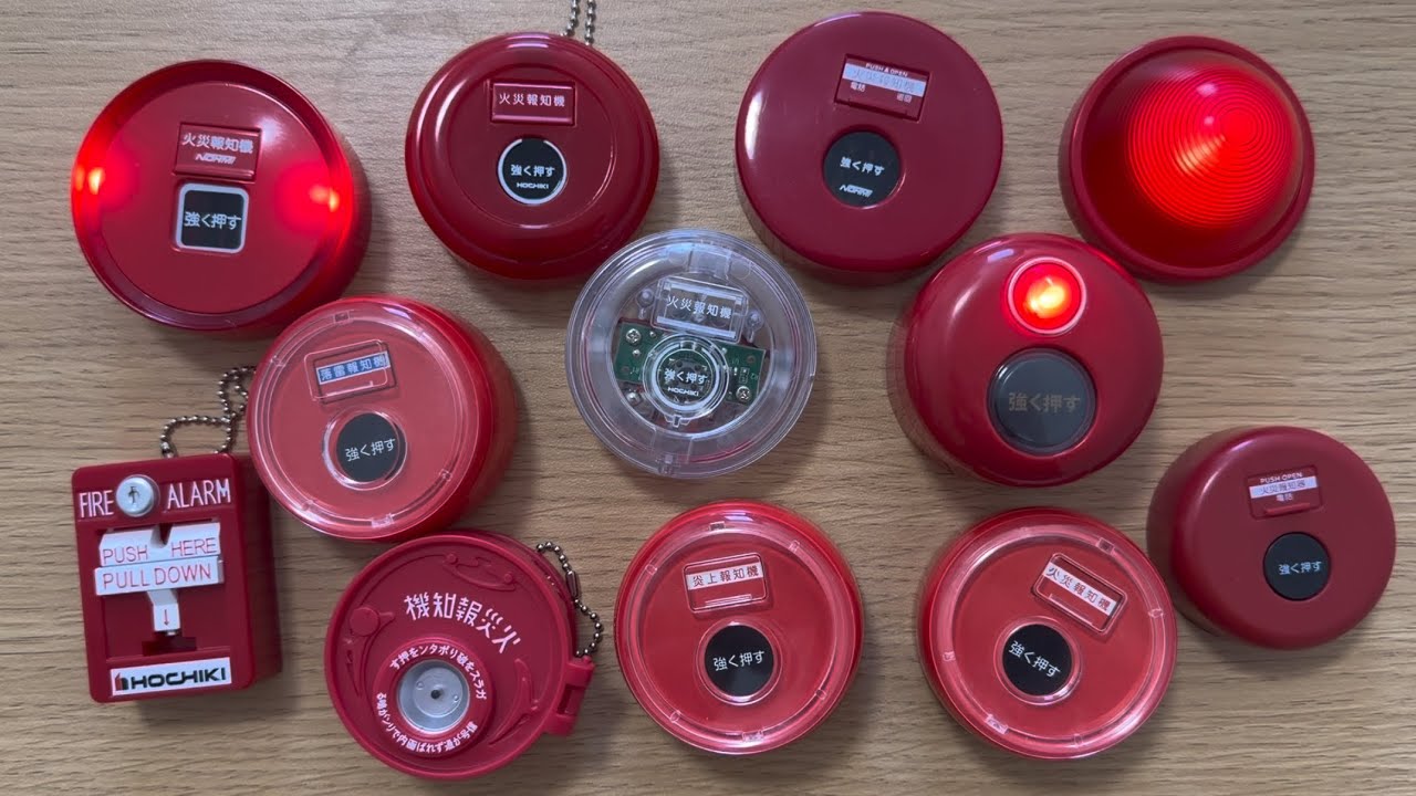 光る！音が鳴る！火災報知器のガチャガチャのおもちゃA sound-making fire alarm gachapon toy.