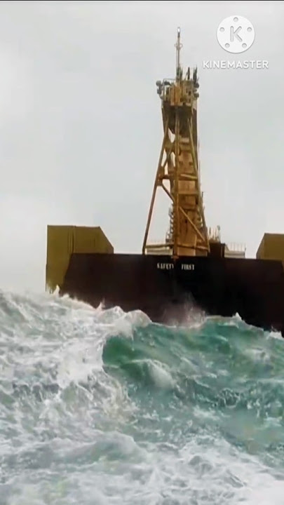 😱 Caught in Camera 📸 Ship in Danger ⚡ Emergency horn 📯 Blow #shorts #ship #emergency #sea #viral