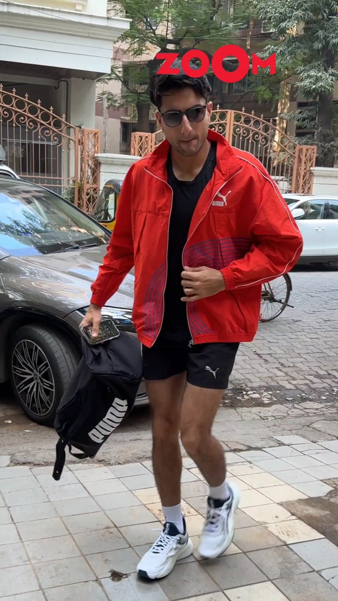 Ibrahim Ali Khan RUSHES inside his gym; AVOIDS posing for the paps ? #ibrahimalikhan #shorts