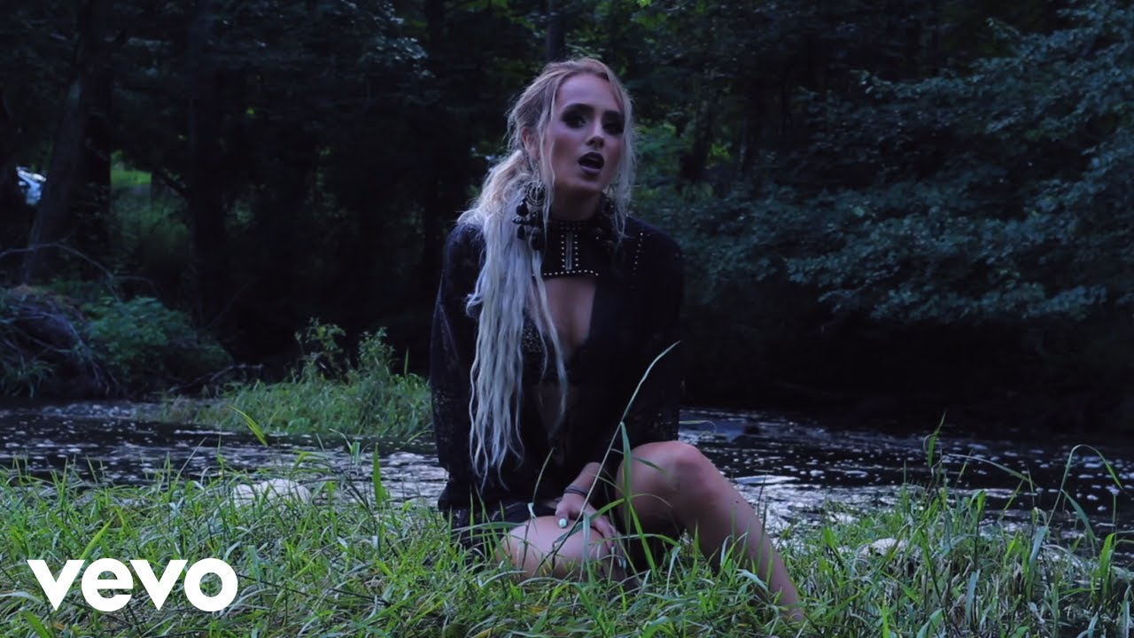 YouTube पर Chloe Borthwick - Hex (Official Video) देखें YouTube पर Chloe Borthwick - Hex (Official Video) देखें