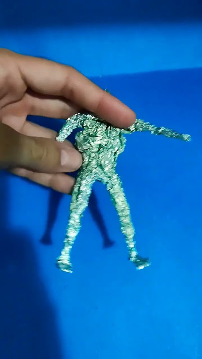 Cómo hacer esculturas de personas de papel de aluminio