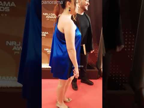 فتاة تلفت الانظار ب فستان مثير وظهور ابن منى زكي فى تحت الوصاية فى حفل جوايز مسلسلات رمضان